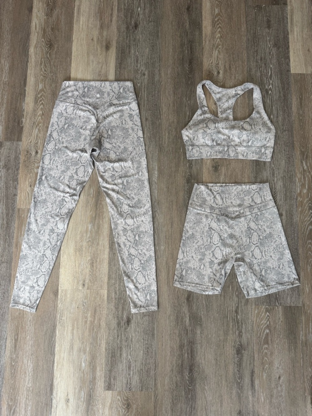 Vitality Ascend 3-Piece Set - Snow Cobra Snakeskin - Bra, Leggings & Shorts - M